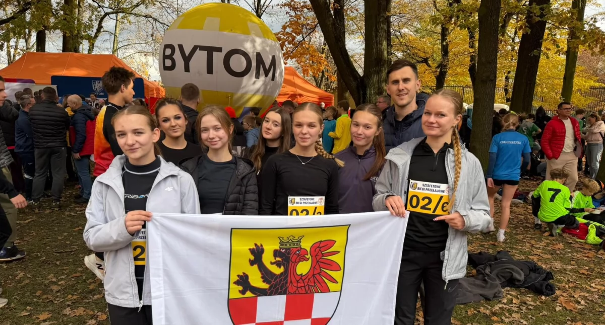 Drużyna mogileńskiego Zespołu Szkół z trenerem Adamem Krasickim fot. nadesłane