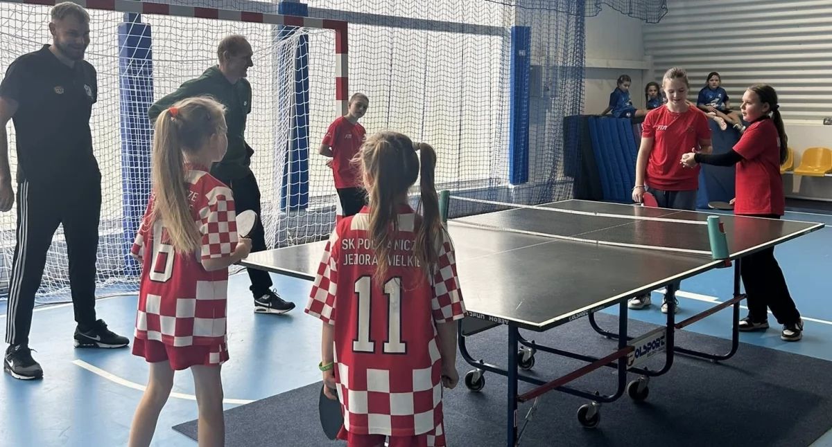 Rozgrywka pomiędzy drużyną SP Jeziora Wielkie i NSP Parlin fot. SP Szczepanowo