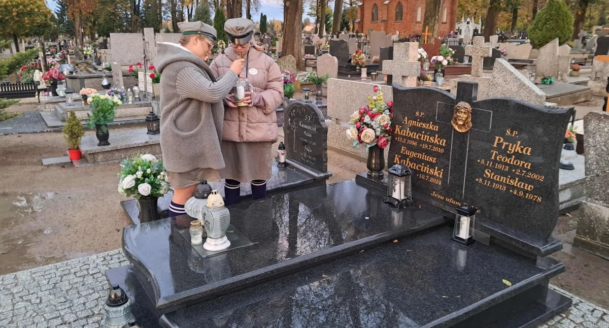 Harcerze zapalają znicz na grobie Eugeniusza Kabacińskiego fot. Magdalena Lachowicz