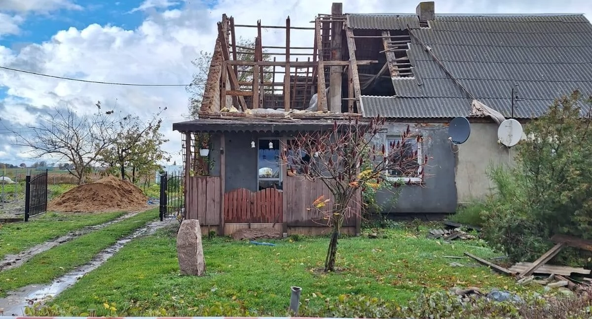 Wichura zerwała dach z części budynku, jednak cały budynek nie nadaje się obecnie do użytkowania fot. OSP Trzemeszno