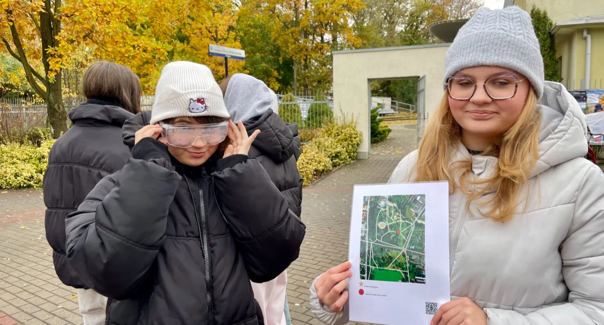 Młodzież wyposażona w specjalne okulary imitujące różne dysfunkcje wzroku oraz mapy terenu, przemierzała park mogileński w poszukiwaniu ukrytych haseł zapisanych alfabetem Braille’a fot. nadesłane