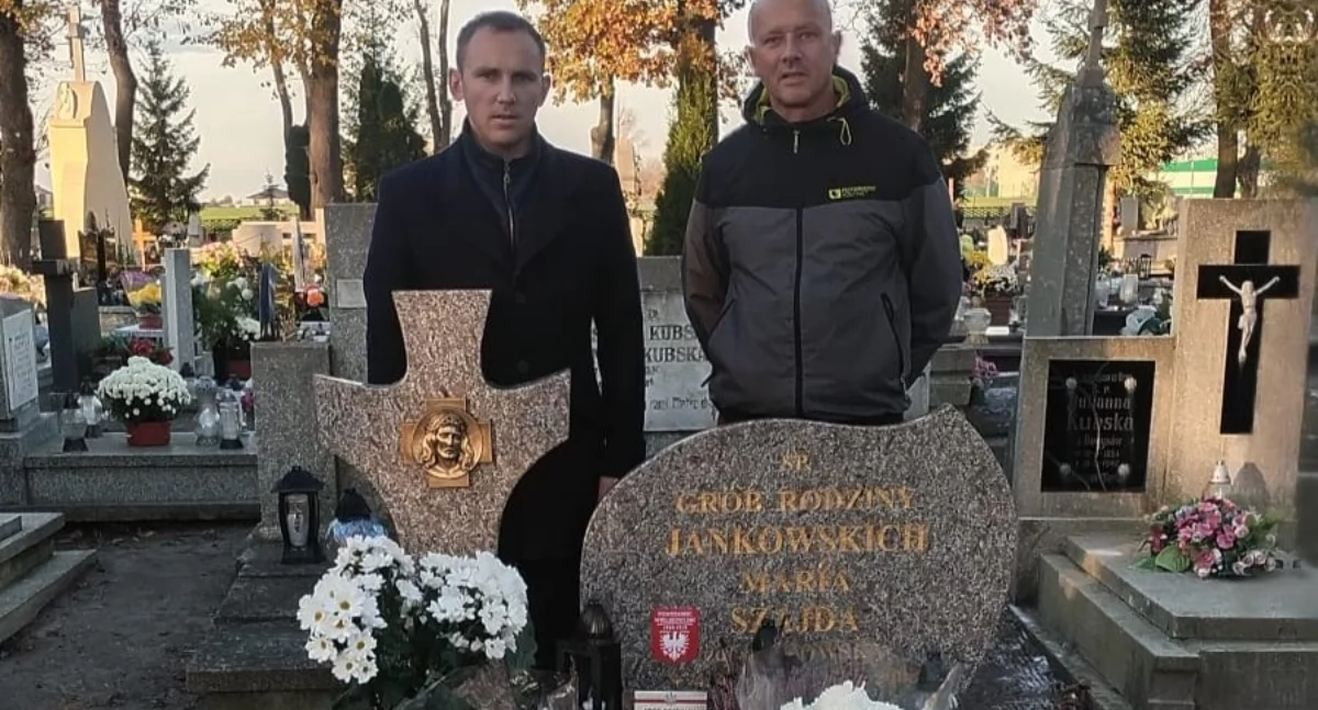 Na cmentarzu parafialnym w Strzelnie prezes TMMS Mikołaj Kulpa w obecności Pawła Jankowskiego oznakował grób bohatera narodowego Jana Jankowskiego fot. nadesłane