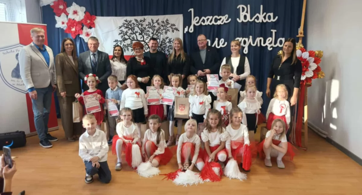 Uczestnicy przeglądu z organizatorami i opiekunami fot. nadesłane