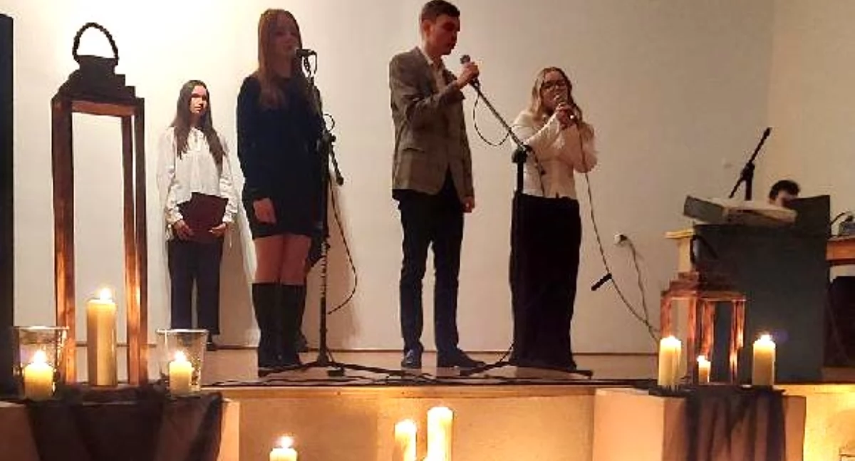 Młodzież mogileńskiego Zespołu Szkół zaprezentowała montaż słowno - muzyczny fot. nadesłane