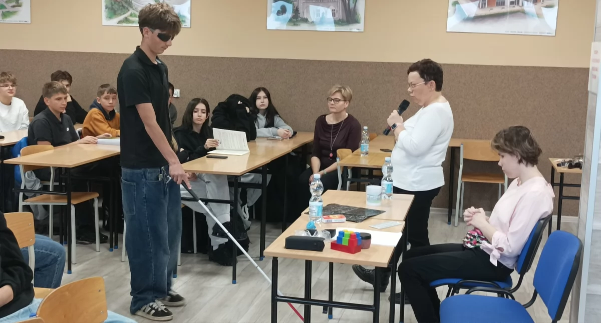 Uczniowie mieli okazję doświadczyć, jak wygląda poruszanie się z białą laską fot. nadesłane