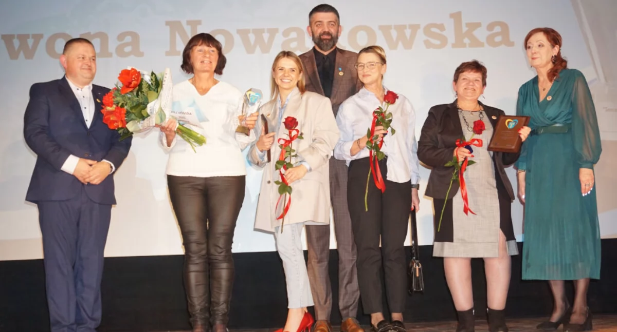 Zdobywczyni Serca Mogilna Iwona Nowakowska, w towarzystwie nominowanych, organizatorów i burmistrza Mogilna   fot. Marek Holak