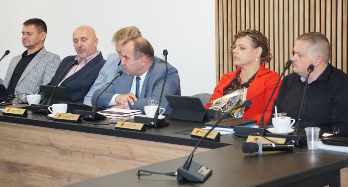 Radni opozycji sprzeciwili się podwyższeniu wynagrodzenia dla starosty Tomasza Krzesińskiego fot. Marek Holak