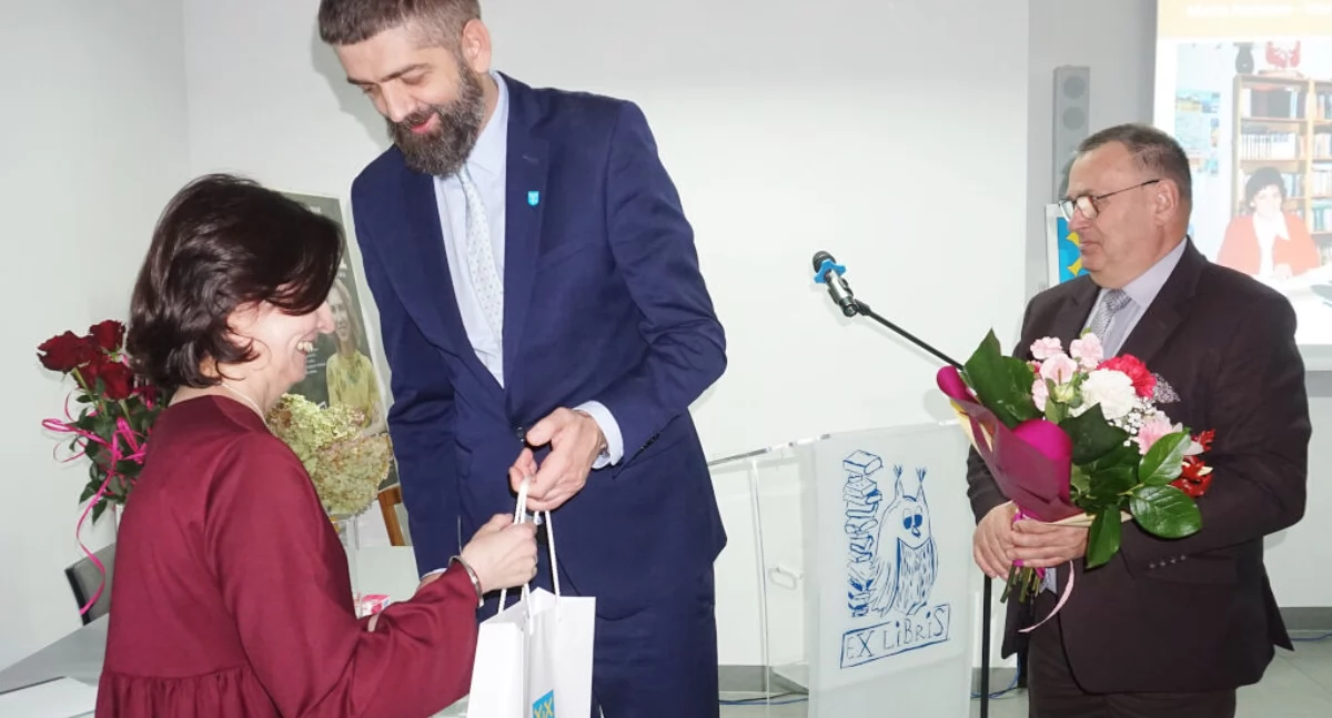 Dyrektorce MBP Marii Kotlińskiej, upominek i kwiaty wręczają burmistrz Karol Nawrot i przewodniczący Rady Miejskiej Paweł Molenda   fot. Marek Holak