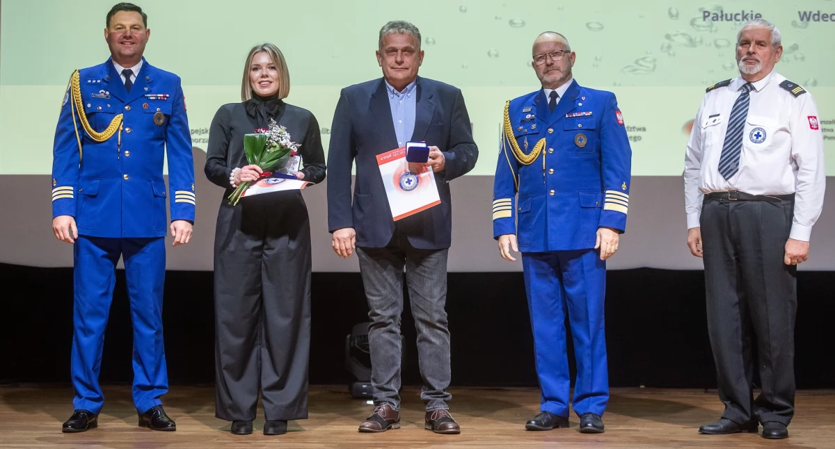 Izabela Jaroszewska i Andrzej Jaroszewski odebrali medale z rąk prezesa Zarządu Głównego WOPR Pawła Błasiaka i wiceprezesa Macieja Banachowskiego fot. Szymon Zdziebło dla UMWKP