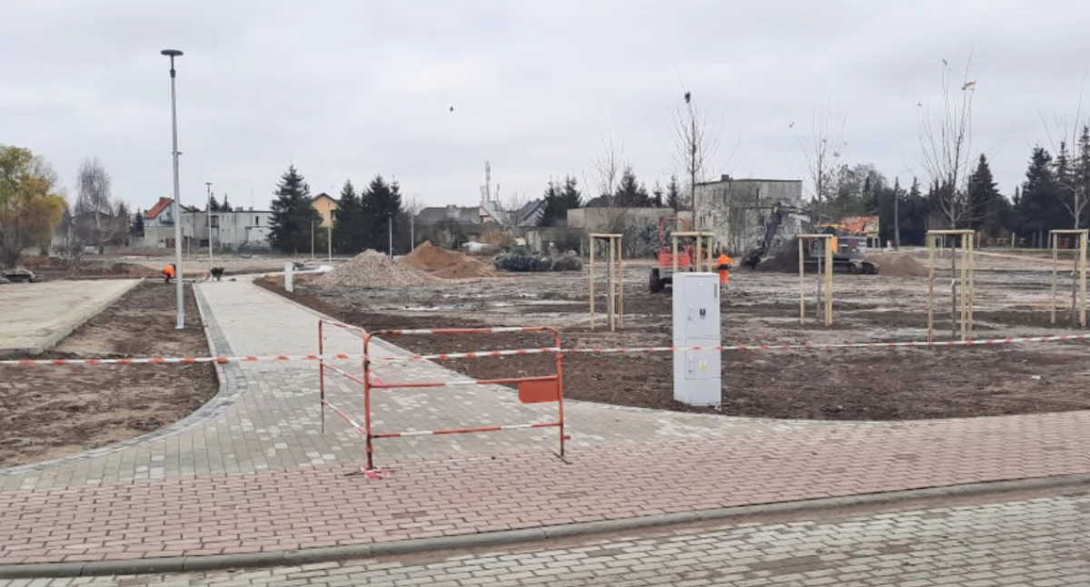 Widok od strony ulicy Kausa na prace przy budowie parku w zachodniej części Mogilna    fot. Marek Holak
