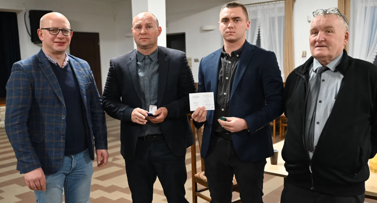 Odznaczeni wędkarze z prezesem koła Ryszardem Szczepańskim i wójtem Orchowa Grzegorzem Matkowskim fot. Paweł Lachowicz 