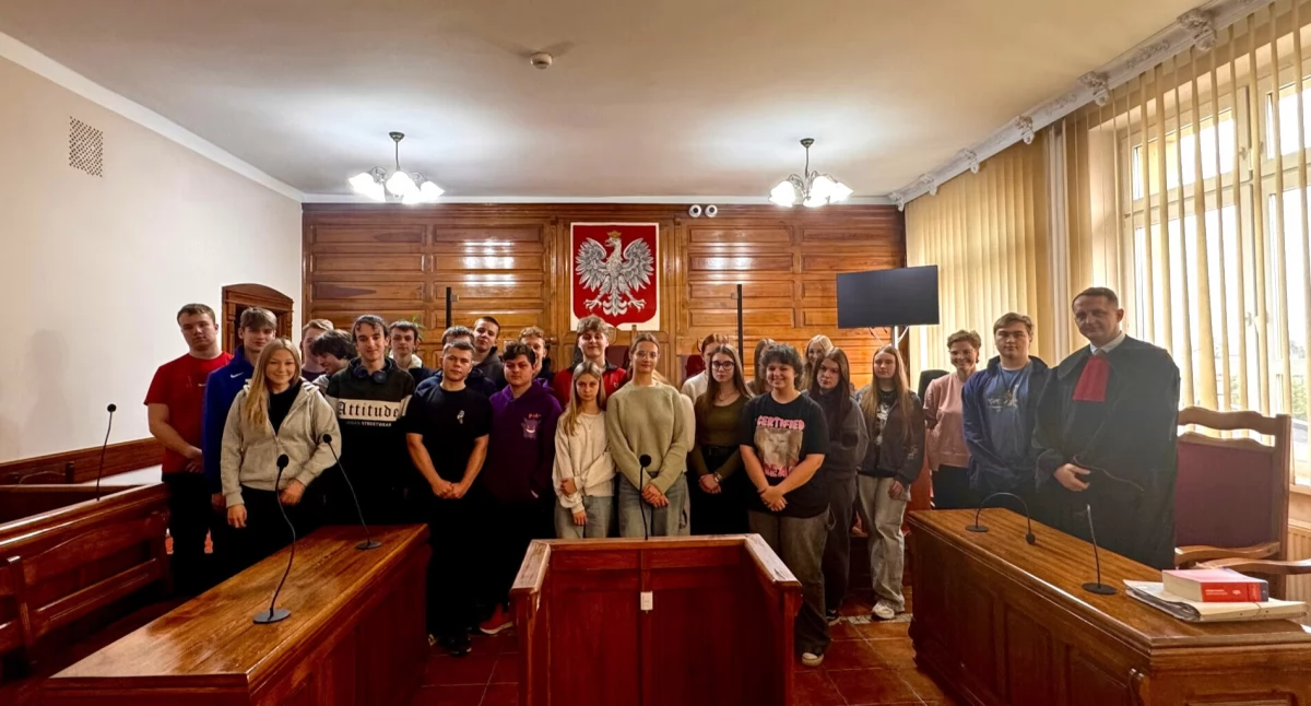 Młodzież mogileńskiego Zespołu Szkół w Sądzie Rejonowym w Mogilnie z prokuratorem sądowym fot. nadesłane