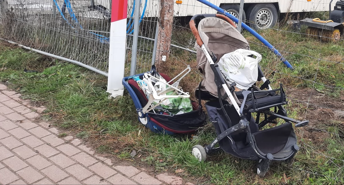 Wózek i inne przedmioty stały dłuższy czas obok pojemników na tekstylia przy ulicy Kausa w zachodnim Mogilnie. Pojemniki zostały zabrane, to pozostało   fot. Marek Holak