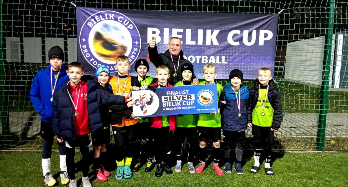 Drużyna UKS Olimp z trenerem Sebastianem Warzechą po awansie do finału Ogólnopolskiego Turnieju Bielik Cup fot. nadesłane
