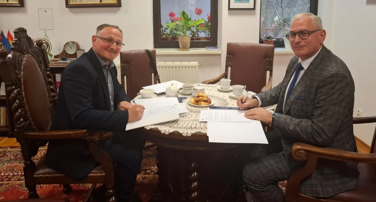 Umowę podpisują prof. dr hab. Maciej Serowaniec i Zbigniew Grzechowski, dyrektor Zespołu Szkół w Mogilnie fot. nadesłane