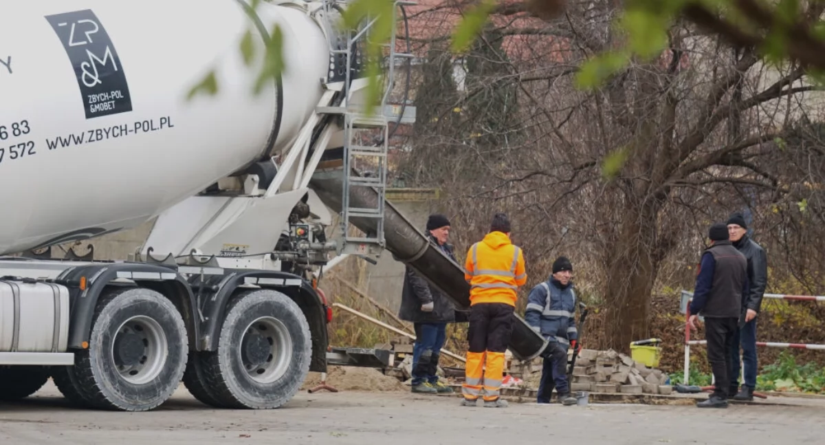 Przygotowywanie betonowego wykopu z rurą na osadzenie świątecznej choinki   fot. Marek Holak