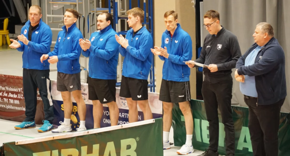 Drużyna KSTS Pogoń Mogilno z sędziami zawodów Tomaszem Kurtyką i Pawłem Balcerzakiem   fot. Marek Holak