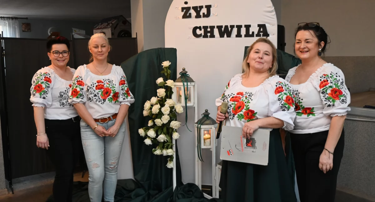 KGW Wronowy Kujawskie Maki od pięciu lat prężnie działa pod kierunkiem szefowej Haliny Karpińskiej (druga z prawej)fot. Magdalena Lachowicz