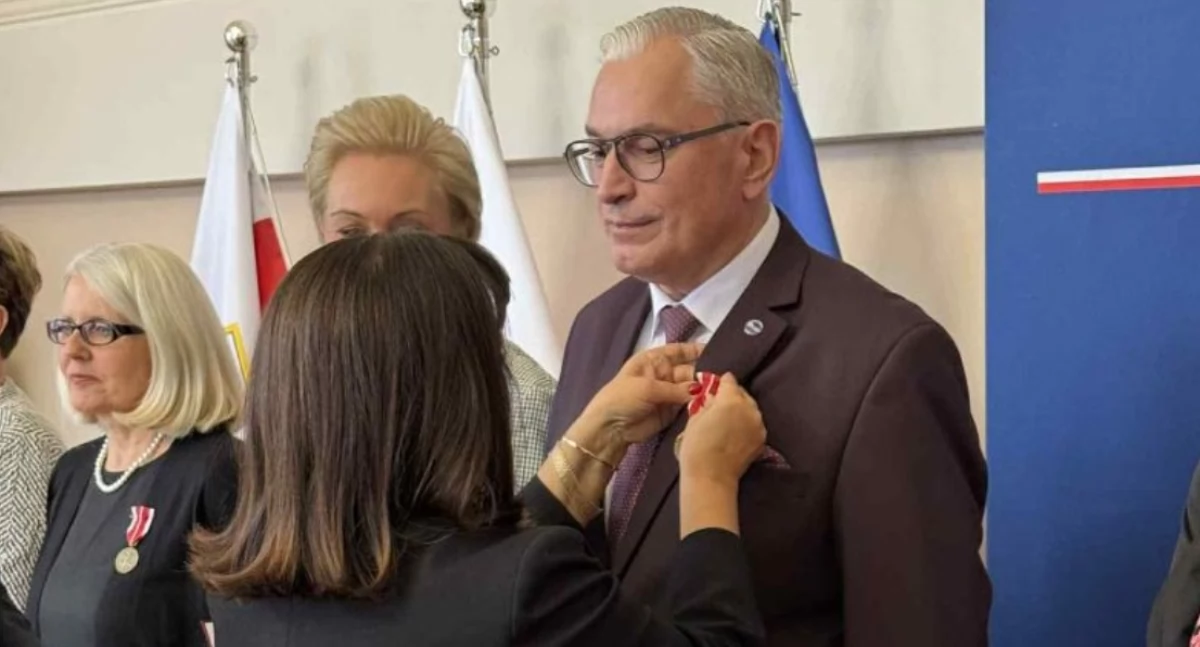 Medal KEN odbiera dyrektor ZS w Mogilnie Zbigniew Grzechowski fot. UW Bydgoszcz