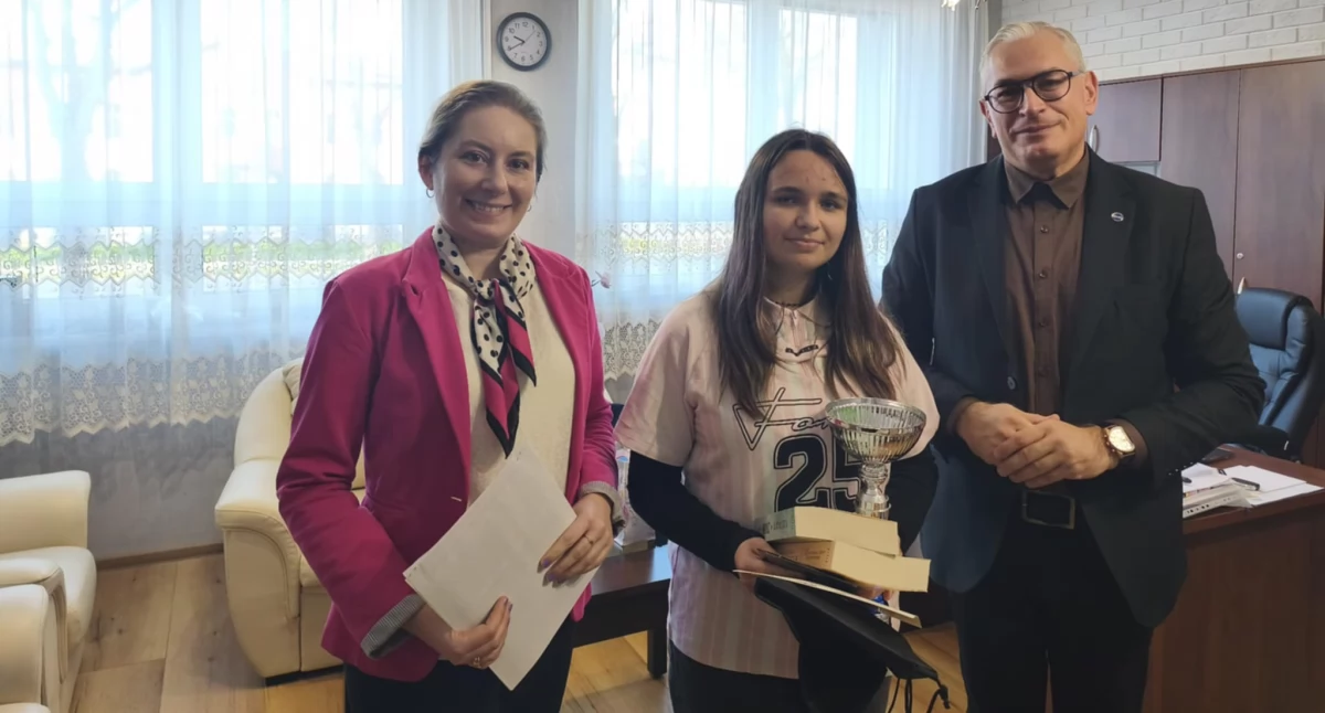 Maja Katulska z dyrektorem ZS Zbigniewem Grzechowskim i nauczycielka języka polskiego dr Magdaleną Karamucką-Marcinkiewiczfot. nadesłane
