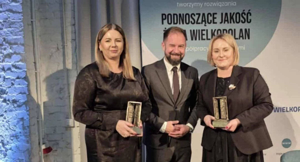 Nagrody podczas uroczystości podsumowującej konkurs z rąk dyrektora Regionalnego Ośrodka Pomocy Społecznej w Poznaniu Grzegorza Grygiela odebrały dyrektorka trzemeszeńskiego Ośrodka Pomocy Społecznej Iwona Mietlicka (z prawej) i specjalistka pracy socjalnej Ośrodka Pomocy Społecznej w Trzemesznie Paulina Woźniak fot. nadesłane