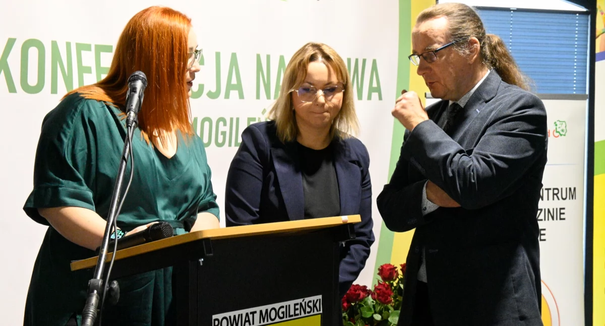Głównymi organizatorami konferencji są dyrektorzy PCPR Agnieszka Szulc (w środku) i Poradni Psychologiczno - Pedagogicznej Maciej Herwart fot. Magdalena Lachowicz