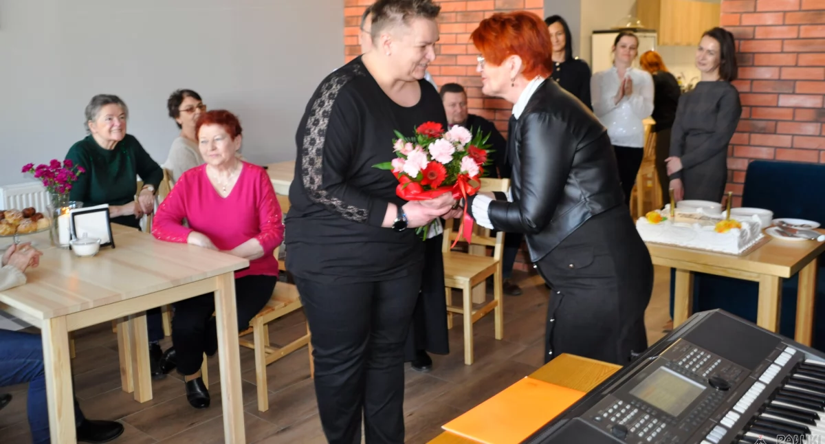 Zdjęcie z 10 marca 2022 roku z oficjalnego otwarcia Klubu Senior+ w lokalu przy strzeleńskiej bibliotece. Kwiaty z rąk radnej Emilii Walkowiak odbiera Kierowniczka MGOPS Monika Grabowska fot. Magdalena Lachowicz