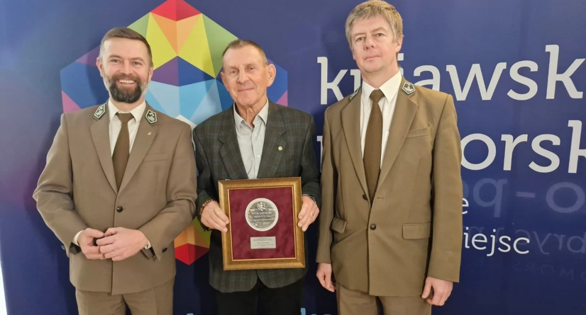 Zbigniewowi Domańskiemu towarzyszą nadleśniczy Wojciech Wojtasiński i Paweł Kaczorowski fot. nadesłane