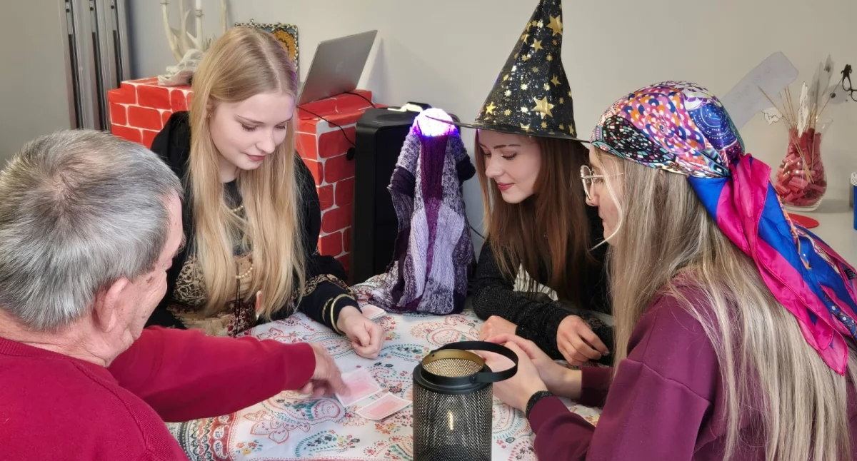 Festyny, pikniki, imprezy, Mogilno wolontariusze Zespołu Szkół magia wróżby podczas Andrzejek Samopomocy (zdjęcia) - zdjęcie, fotografia