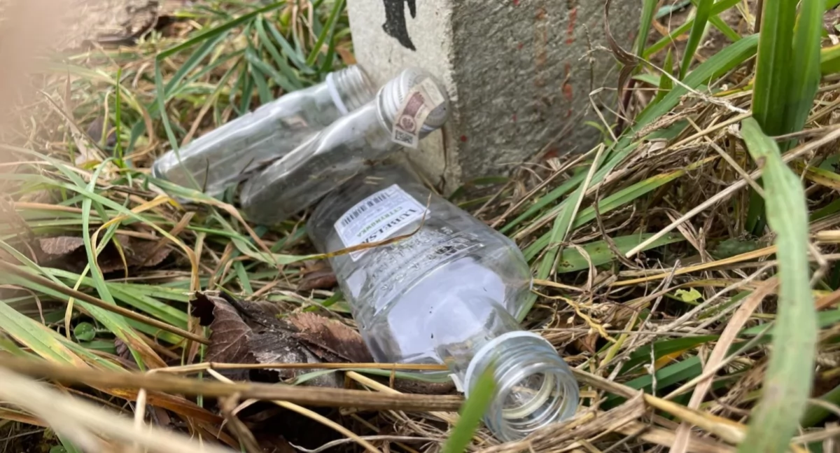 Butelki, z których zniknęła zawartość, walają się dosłownie wszędzie