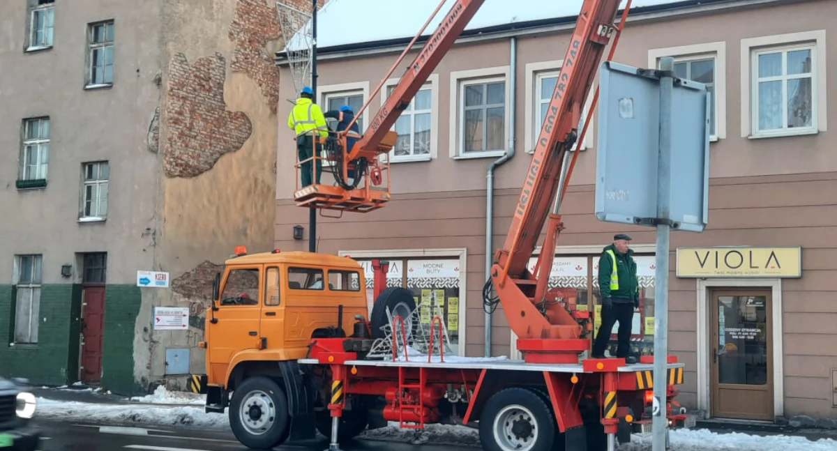 Montowanie świątecznych ozdób na ulicy Hallera w Mogilnie   fot. Marek Holak