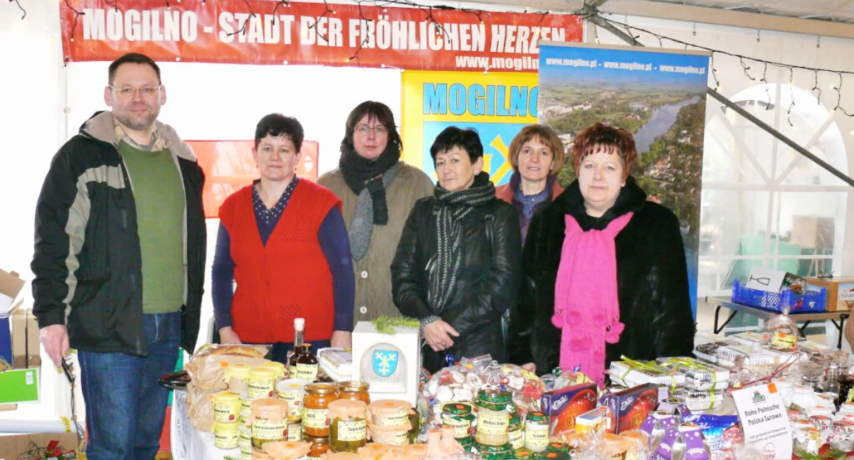 Przez żołądek do serca, Zabierają bigos kapustę grzybami pierogi pierniki Jadą Engelskirchen promować Mogilno Jarmarku Bożonarodzeniowym (zdjęcia) - zdjęcie, fotografia