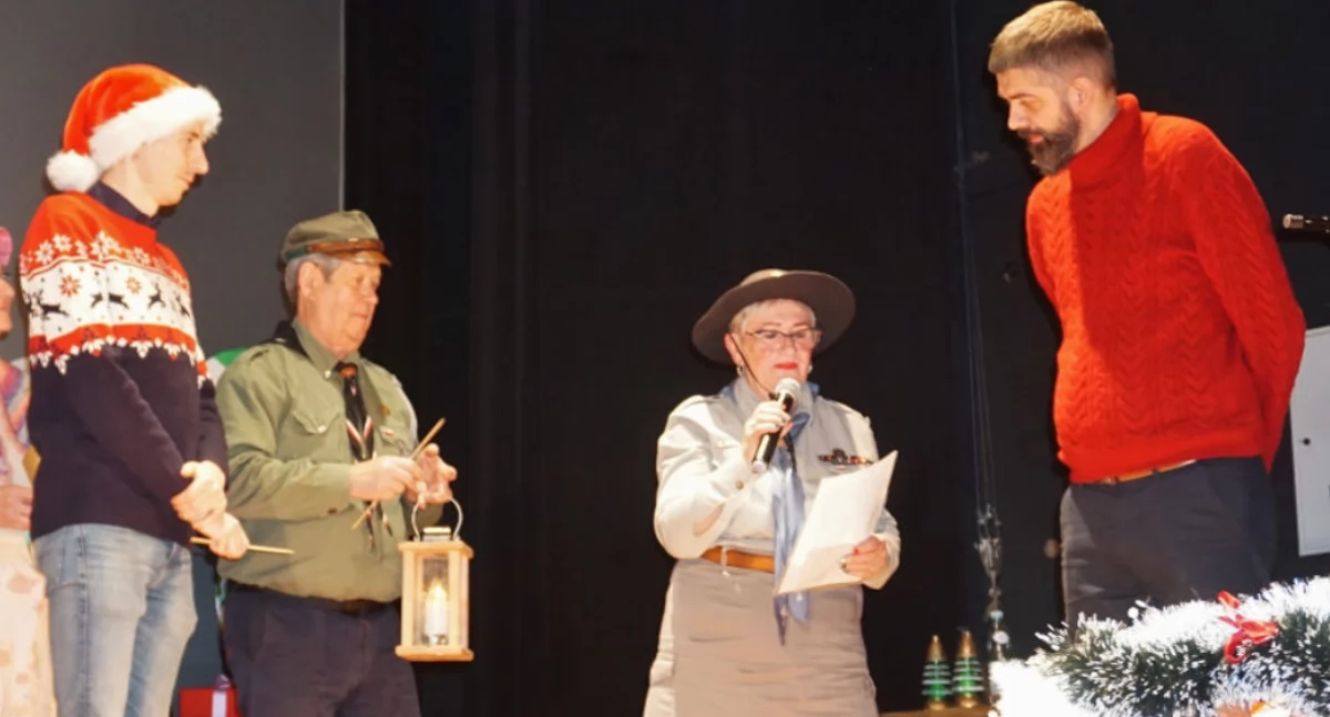 Betlejemskie Światło Pokoju przekazują hm Barbara Bultrowicz i hm Stanisław Sochaczewski   fot. Marek Holak