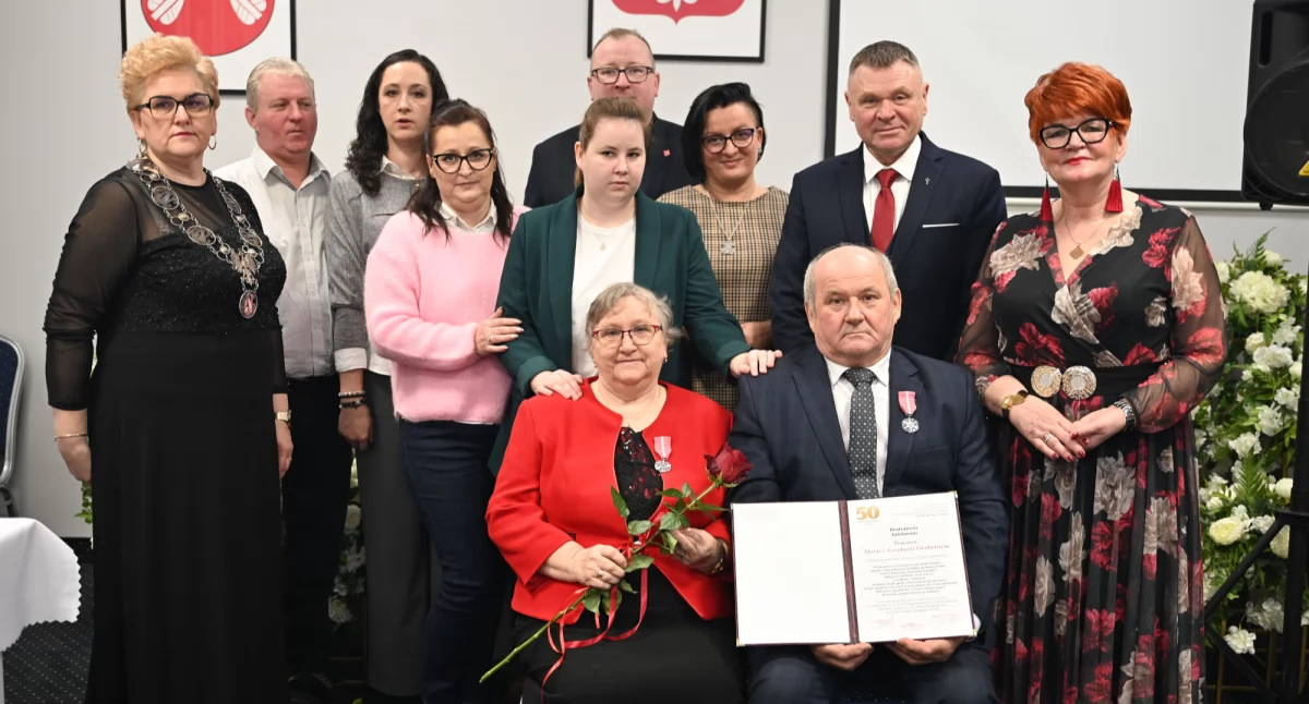 Maria i Leszek Grobelni z Bożejewic w otoczeniu rodziny i władz samorządowych Strzelna   fot. nadesłane
