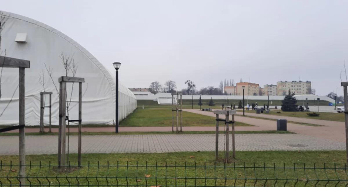 Hotel powstanie wzdłuż krytego lodowiska, na terenie między lodowiskiem a dużym parkingiem za halą   fot. Marek Holak