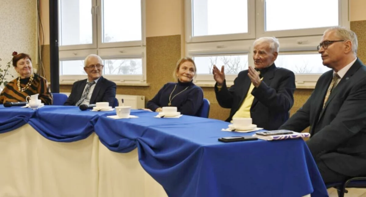 Od lewej, emerytowani nauczyciele: Halina Wesołowska, Jan Wieczorek, Barbara Szafarek i Kazimierz Łaganowski oraz dyrektor ZS Zbigniew Grzechowski   fot. nadesłane