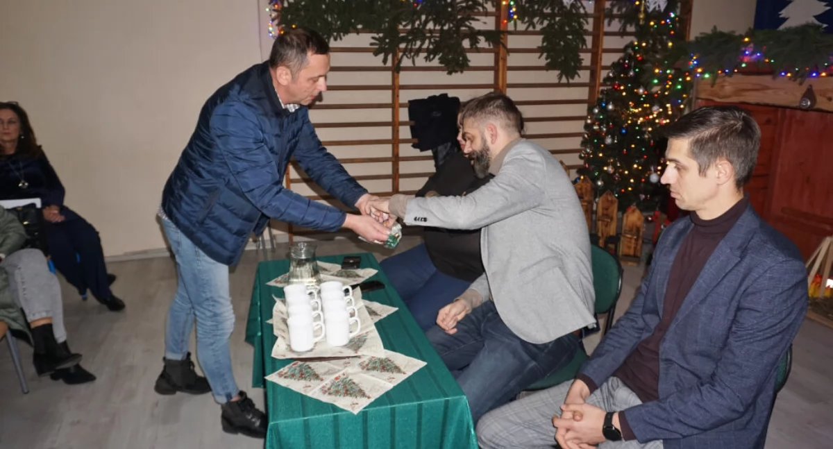 Mieszkaniec Marcin Szuliński częstuje burmistrza Karola Nawrota cukierkiem wyborczym   fot. Marek Holak
