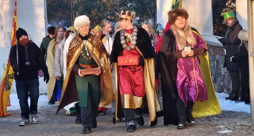 Orszak Trzech Króli wchodzi przez furtę klasztorną   fot. Agnieszka Godurkiewicz