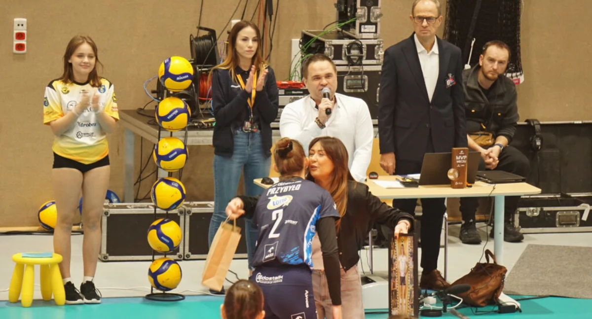 Prezes Sokoła Agnieszka Laskowska wręczyła przed meczem Wiktorii Przybyło z Chemika Police, podziękowanie za okres gry w Sokole Mogilno   fot. Marek Holak