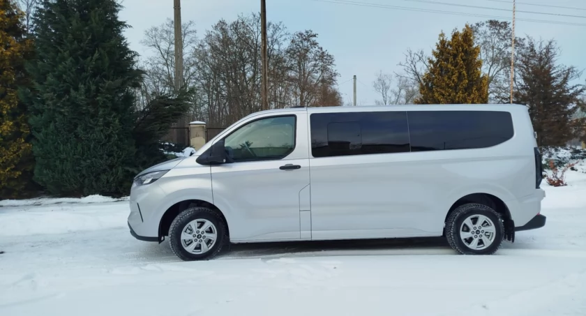 Mikrobus Ford Custom Kombi posłuży do zapewnienia transportu uczestnikom zajęć Dziennego Domu Senior+ w Trzemesznie.