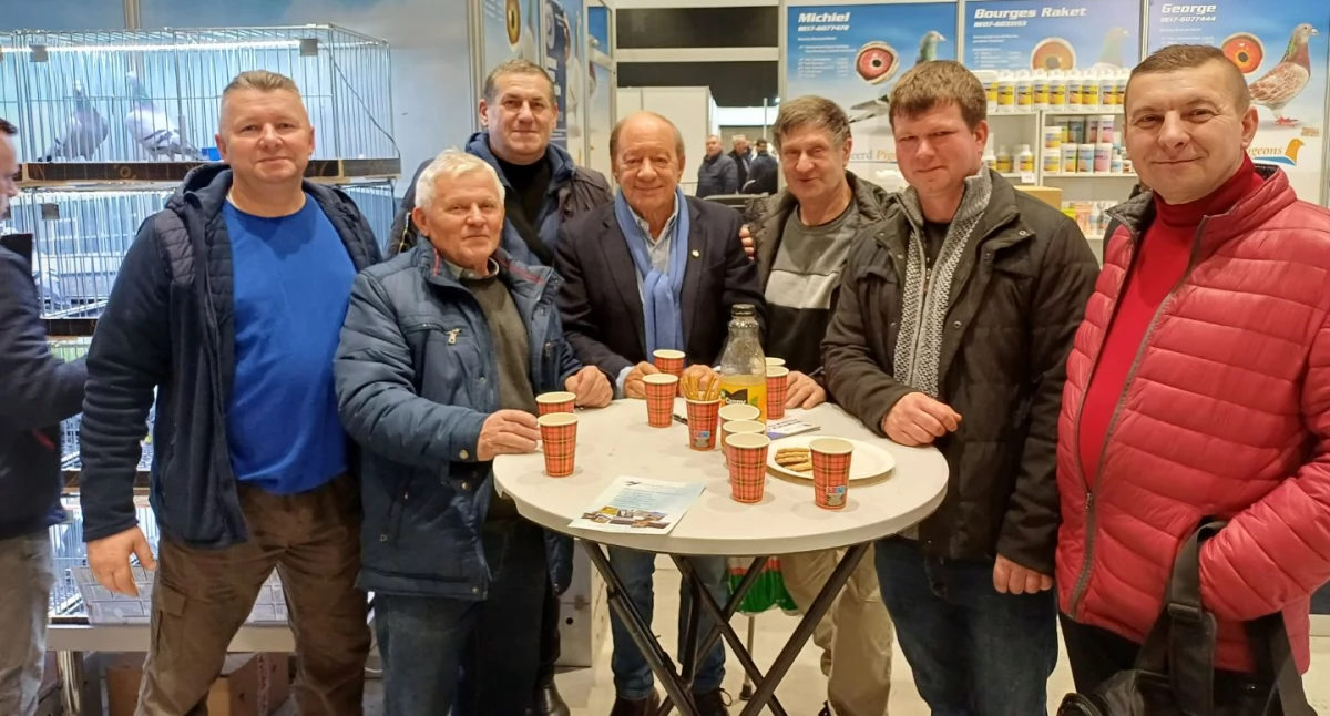 Mogileńscy hodowcy z Henkiem de Weerdem - holenderskim hodowcą gołębi pocztowych, weterynarzem  fot. nadesłane