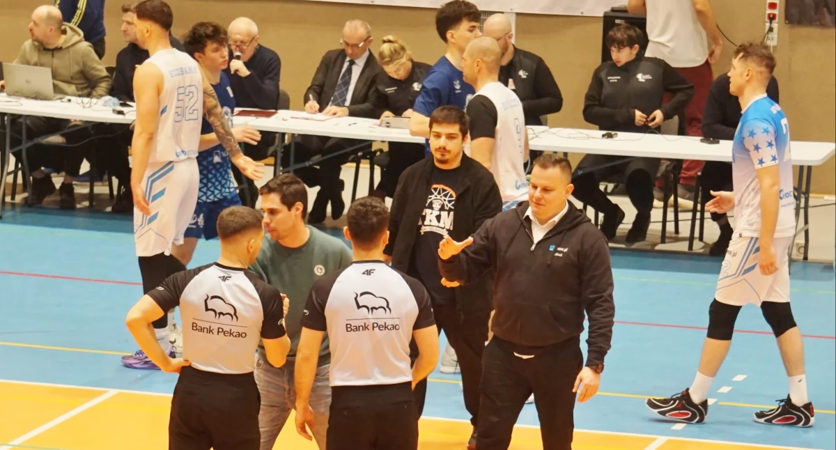 Trener Pogoni Jakub Matuszak i trener TKM Włocławek Dawid Santos dziękują sędziom za mecz   fot. Marek Holak