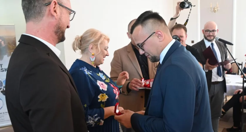 Norbert Jakubowski odbiera Odznakę Sołtysa Województwa Kujawsko-Pomorskiego   fot. archiwum Pałuk