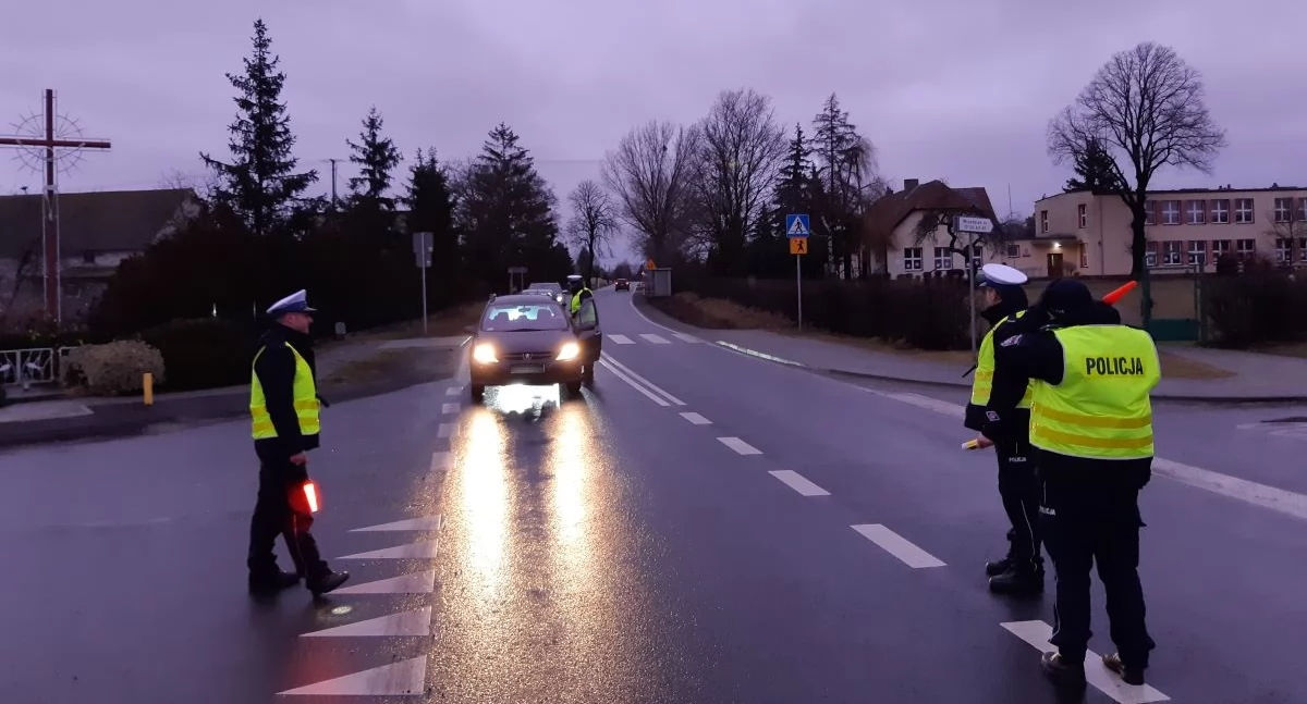 Z policyjnego notesu, Trzeźwy poranek lutego policjanci skontrolowali kierowców - zdjęcie, fotografia