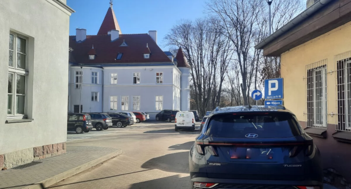 Przy wjeździe na ten parking stanie szlaban i parkomat   fot. Marek Holak