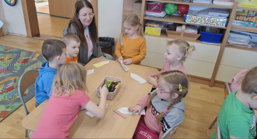 Zajęcia z bibliotekarką Katarzyną Wiśniewską w przedszkolu fot. ZSP Kruchowo