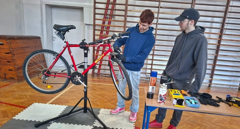 Wiosenny przegląd rowerów w wykonaniu uczniów Szkoły Branżowej w zawodzie Mechanik pojazdów samochodowych fot. Paulina Kwiatkowska