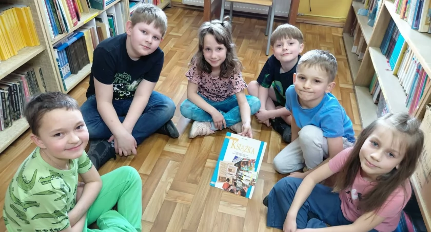 Uczniowie poznawali świat książek fot. ZSP Kruchowo