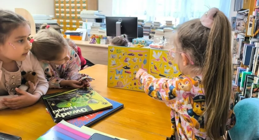 Młodzi czytelnicy poznawali wiosenne owady fot. Biblioteka Publiczna w Trzemesznie