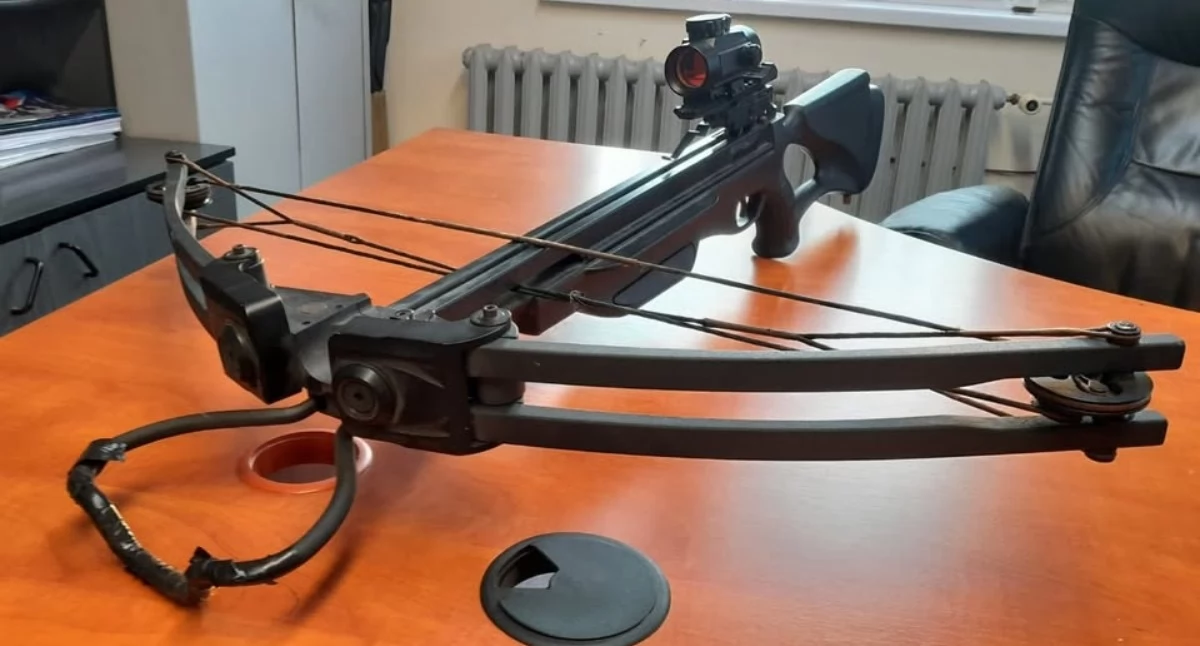 Z policyjnego notesu, Interwencja domowa Trzemesznie Policjanci znaleźli nielegalnie posiadaną kuszę - zdjęcie, fotografia